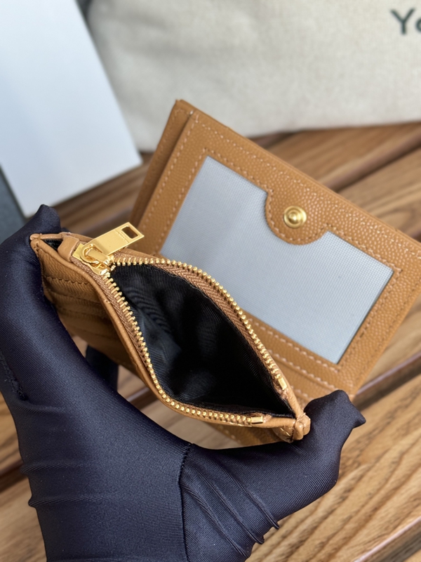 イヴサンローラン財布着用イメージ